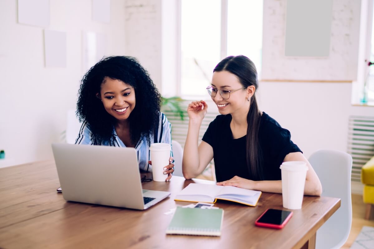 Ilustração de pessoas estudando